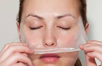 Маска плівка для обличчя — відмінний спосіб чищення, який додатково живить шкіру і звужує пори