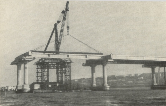 Монтаж прогонових будов моста в місті Дніпро