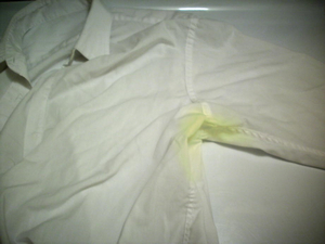 Як вивести жовті плями від поту під пахвами з одягу на білому