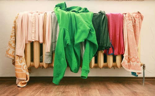 Як швидко висушити одяг після прання в домашніх умови