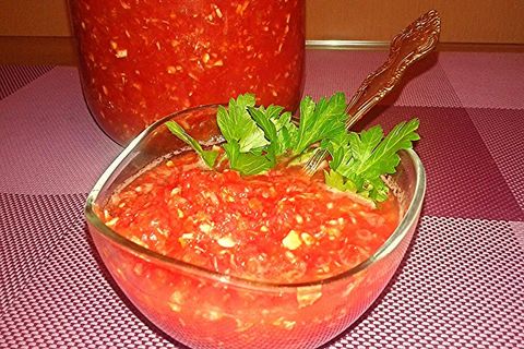Рецепти сирої аджики з помідор і часнику без варіння на зиму