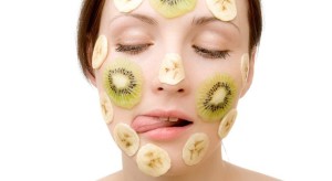 Бананова маска для обличчя та шкіри навколо очей від зморшок: рецепт