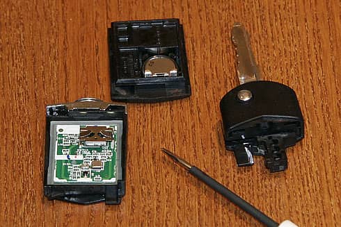 Як замінити батарейку в ключі від Мазда 3?