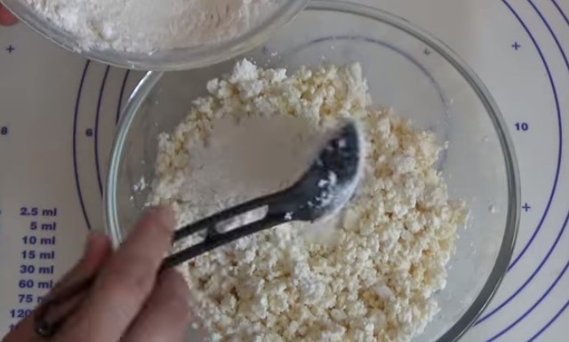 Як приготувати сирники з сиру: 8 рецептів