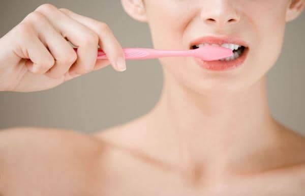 Як швидко прибрати зубний камінь в домашніх умовах без шкоди, як правильно видалити його і позбутися від нальоту на емалі