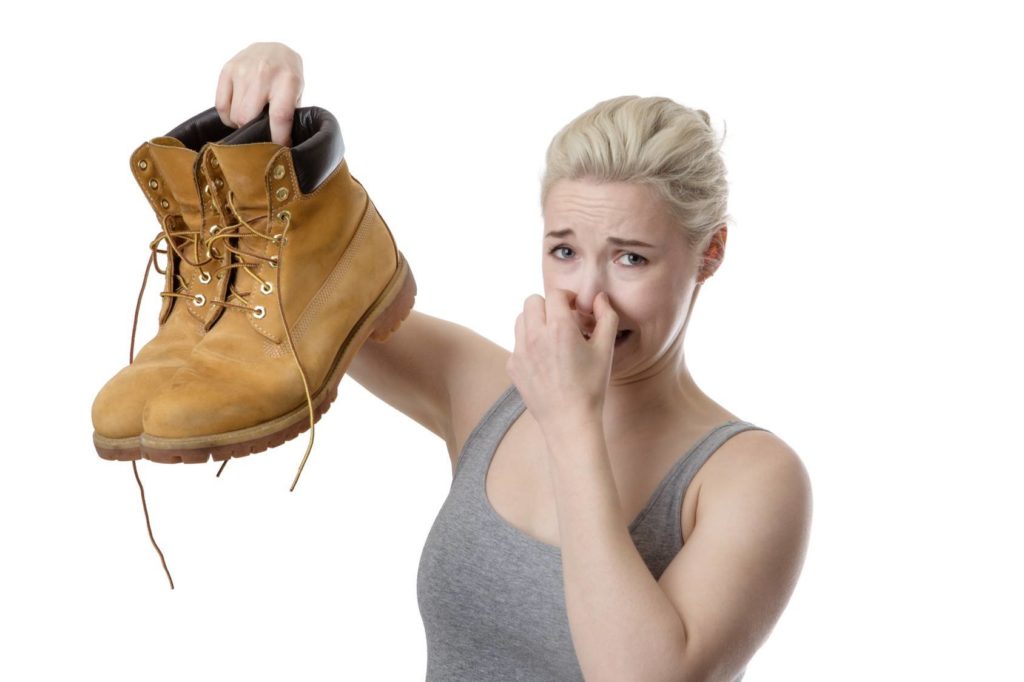 Як позбавитися від запаху взуття? Розповім швидкий спосіб від неприємного запаху в домашніх умовах