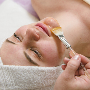 Атравматична чистка шкіри обличчя: етапи процедури, її переваги і недоліки, відгуки пацієнтів