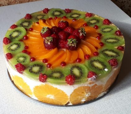 Як прикрасити торт фруктами – 9 рецептів
