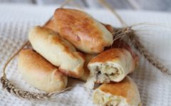 Пиріжки з картоплею в духовці — 7 смачних рецептів приготування