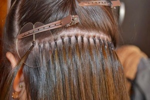 Гаряче капсульне нарощування волосся: плюси і мінуси, догляд за капсулами, скільки тримаються пасма