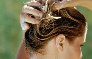 Маски для волосся і шкіри голови на натуральній основі з цибульним соком і репяховою маслом