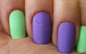 Рекомендації, як зробити на нігтях цукровий дизайн пісочної пудрою: виконання текстурного манікюру