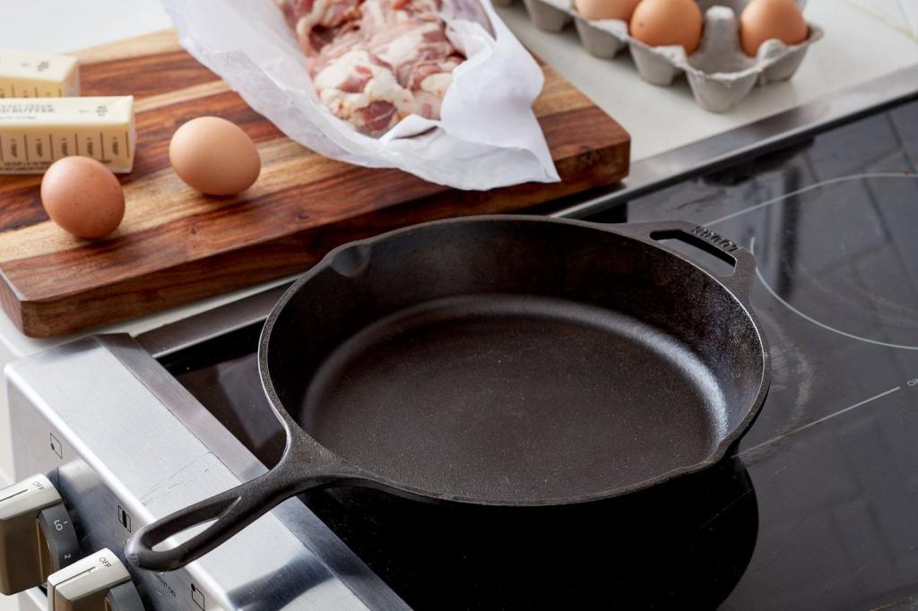 Яйця, риба: виявляється, в чавунній сковороді можна готувати не всі продукти