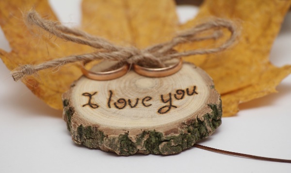 Що подарувати на деревяну весілля: подарунки для коханих, друзів і близьких