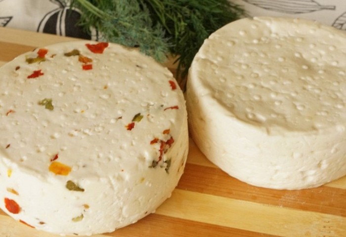 Домашній сир зеленню і паприкою: простий рецепт