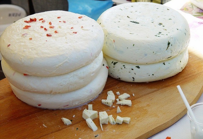 Домашній сир зеленню і паприкою: простий рецепт