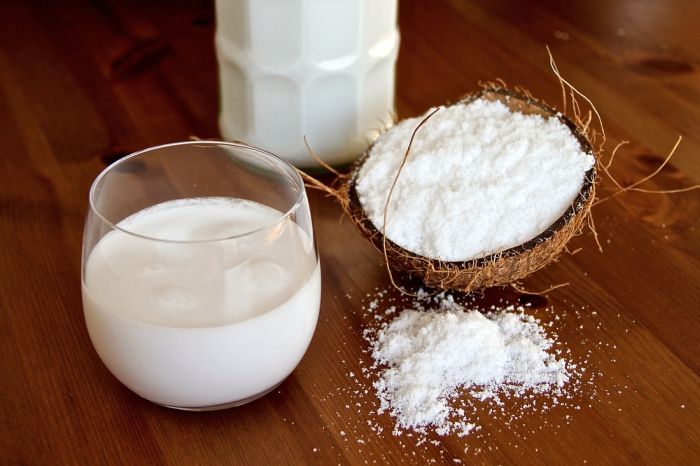 Як зробити кокосове молоко в домашніх умовах: рецепти