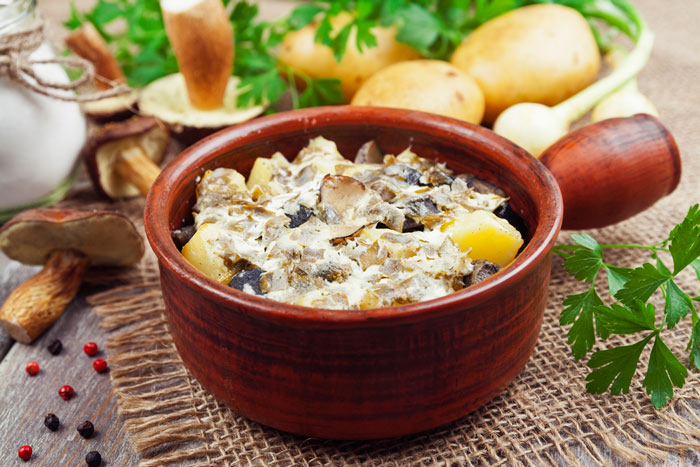 Картопля з грибами зі сметаною: 3 рецепту приготування
