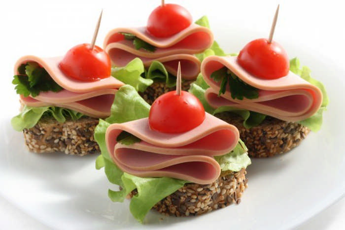 Красиві і смачні бутерброди на святковий стіл: фотопідбірка