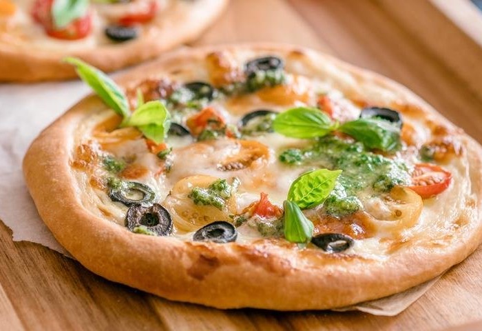 Міні піца за пять хвилин: швидко, смачно, універсально