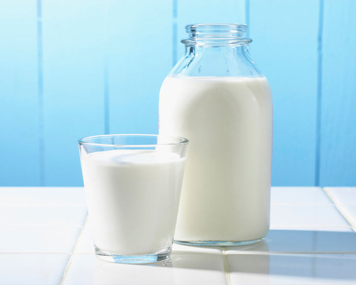 Можна дорослим пити молоко: ферменти корисні для здоровя