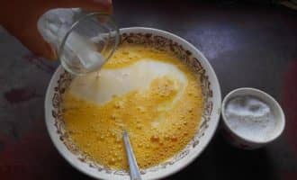 Омлет рецепт з молоком і яйцем на сковороді пишний