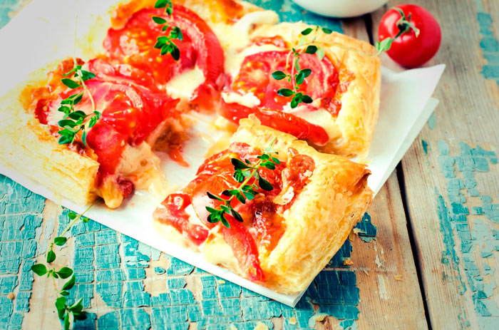 Пиріг з моцарелою і помідорами з листкового тіста: рецепти