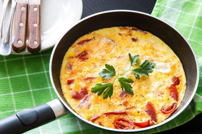 Рецепт омлету з сиром на сковороді: класичний і з добавками