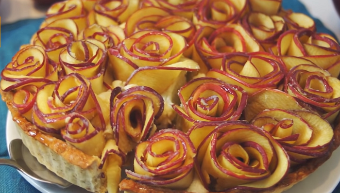Яблучний пиріг без яєць з квітами з яблук: легко, смачно, красиво