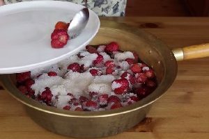 Густе варення з полуниці з цілими ягодами на зиму