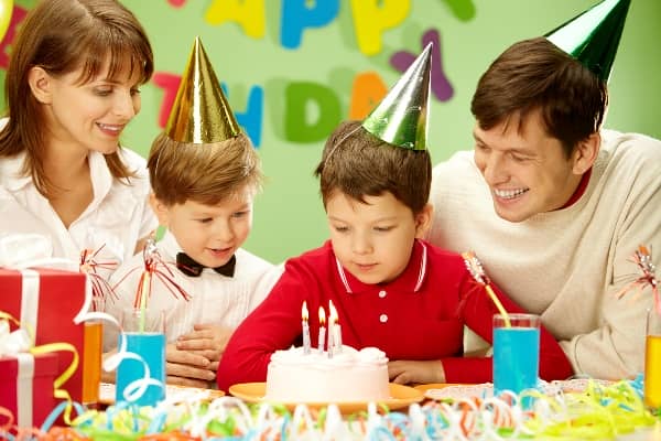 Що подарувати хлопчику на 7 років на день народження – незвичайні і традиційні ідеї подарунка