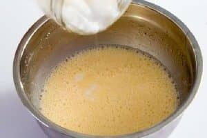 Пишні оладки на кислому молоці — 5 рецептів з фото покроково
