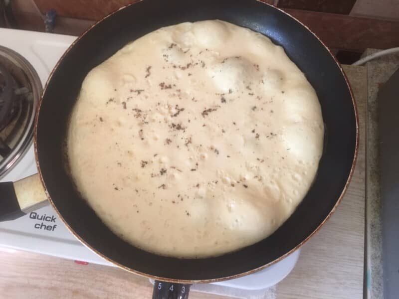 Пишний омлет з молоком і яйцем – рецепт на сковороді