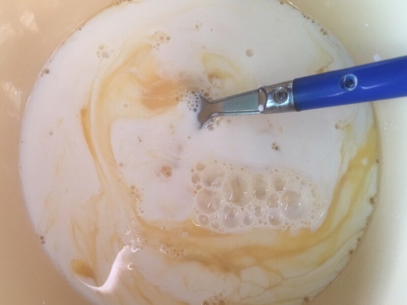 Пишний омлет з молоком і яйцем – рецепт на сковороді