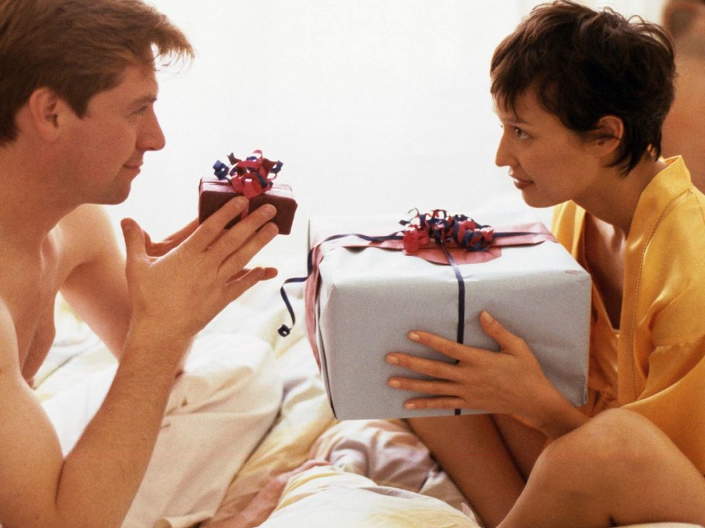 Як просити подарунки у чоловіків: 25 порад для дівчат і жінок