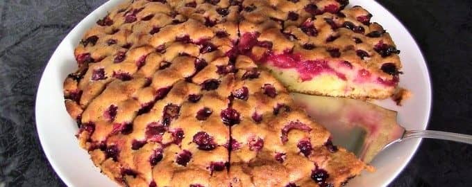 Пиріг з вишнею в духовці — 5 простих рецептів з фото покроково