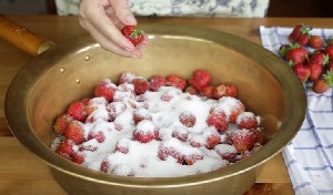 Пятихвилинка варення з полуниці — 5 класичних рецептів з фото покроково