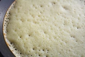 Тонкі дріжджові млинці на молоці з дірочками — 3 рецепти з фото покроково