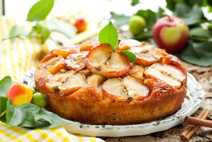Шарлотка на кефірі без яєць: вегетаріанські яблучні пироги