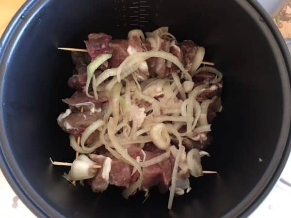 Дуже смачний шашлик зі свинини в мультиварці — домашній рецепт на шпажках