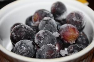 Чи можна заморозити виноград в морозилці на зиму