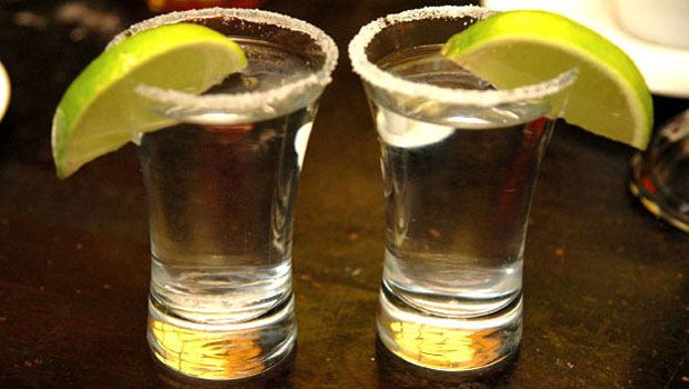 Як і з чим пити текілу правильно, як це роблять в Мексиці?