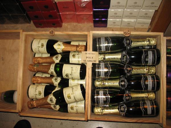 Скільки пляшок шампанського в ящику?