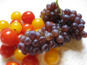 Помідори з виноградом консервовані в літрових банках (рецепт Все буде добре)