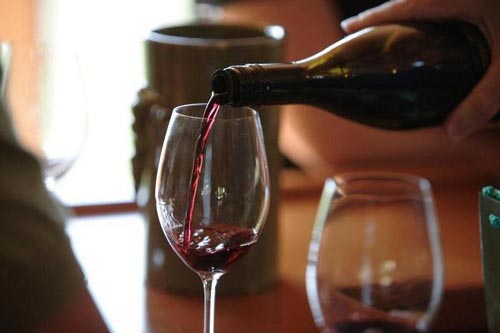 Скільки часу вивітрюється вино з організму: таблиця