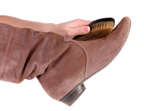 Як почистити замшеве взуття від бруду й солі