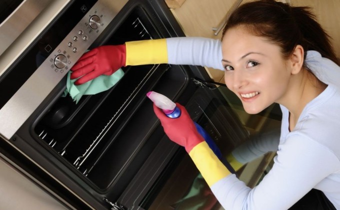 Як очистити духовку: способи очищення, усунення запаху