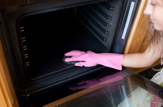 Як почистити духовку на електроплиті: способи, засоби