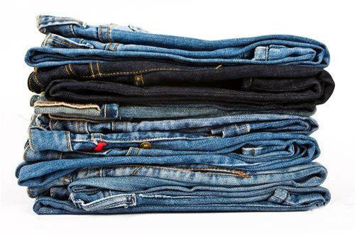 Як правильно прати джинси: вручну і на пральній машинці