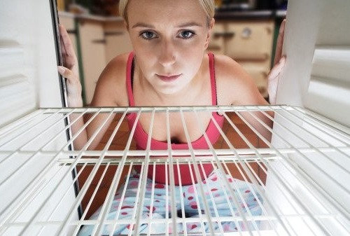 Запах в холодильнику: як швидко прибрати і позбутися від нього